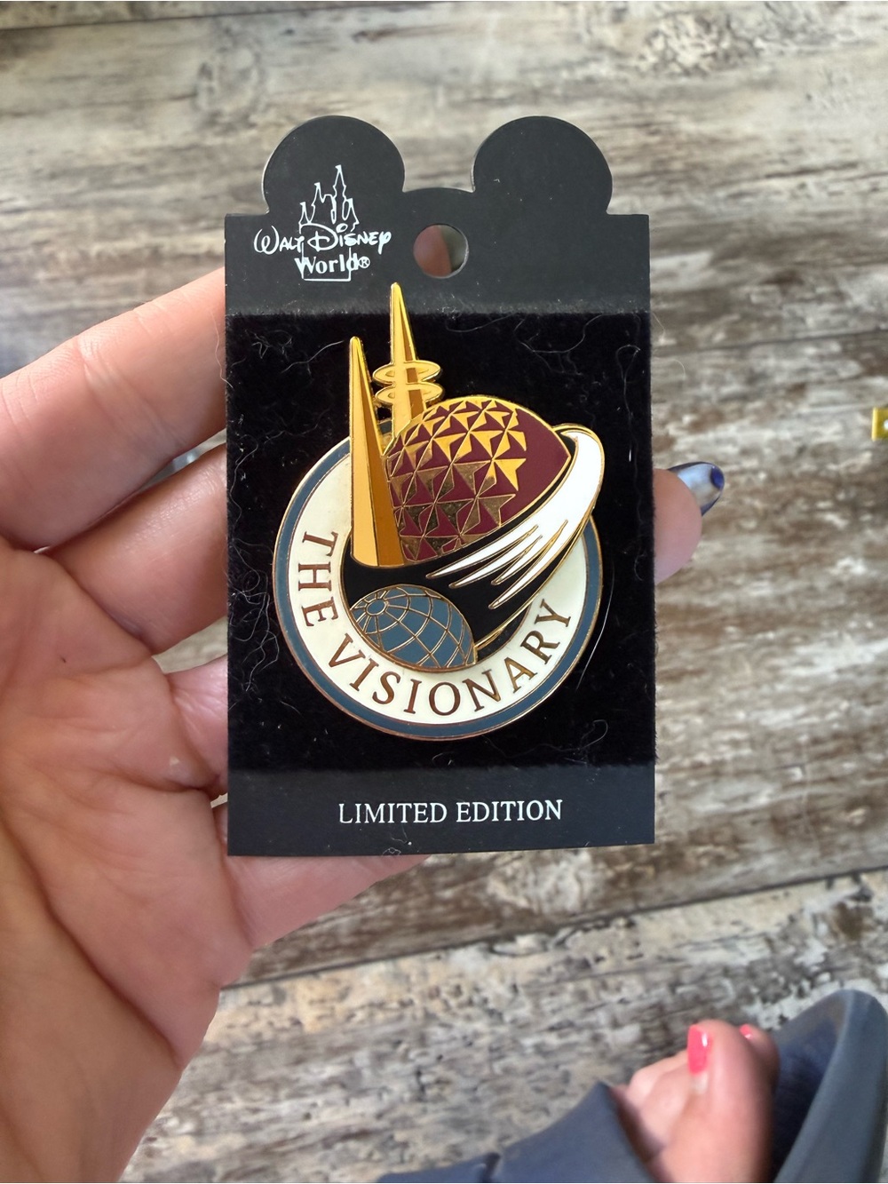 New on plackard "The Visionary" Limited Edition 5000 Walt Disney Pin 2001